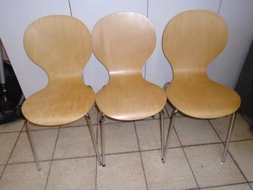 3 Degelijke moderne stoelen in gebruikte staat