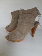 Beige schoen met hak - maat 41 (nieuw), Beige, Nieuw, Ophalen of Verzenden, Schoenen met hoge hakken