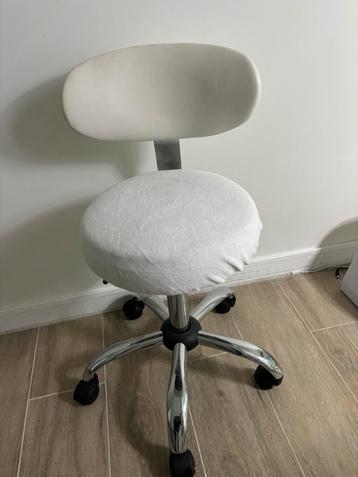 Tabouret beschikbaar voor biedingen
