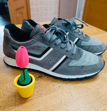 Prada schoenen 43 Grijs beschikbaar voor biedingen