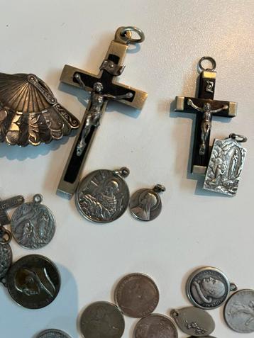 Lot pieces medailles et croix en argent beschikbaar voor biedingen