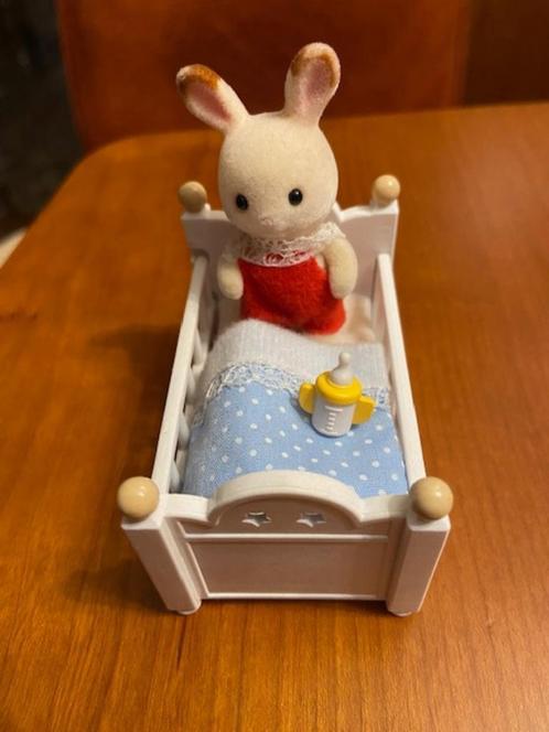 ② Sylvanian Le bébé lapin chocolat et lit 5017 — Jouets