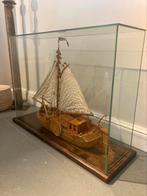 Model houten boottrawler - vissersboot onder glas, Zo goed als nieuw