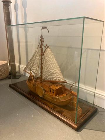 Maquette bateau bois chalutier pêcheur sous verre collection