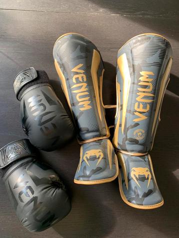Venum Kickboks Scheenbeschermers en bokshandschoenen 12oz beschikbaar voor biedingen