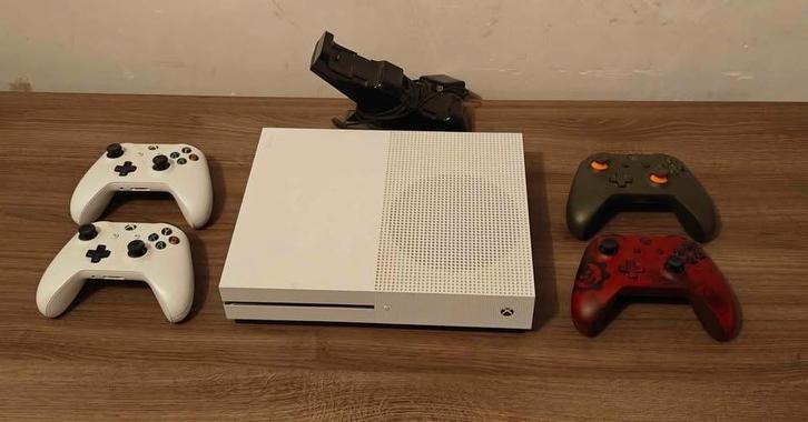 Xbox One S 1TB (disc versie) inc 4 controllers, Games en Spelcomputers, Spelcomputers | Xbox One, Zo goed als nieuw, Xbox One