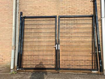 Openslaande poort beschikbaar voor biedingen