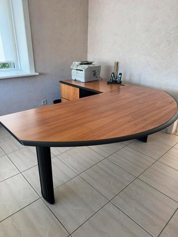 Bureau demi sphère beschikbaar voor biedingen
