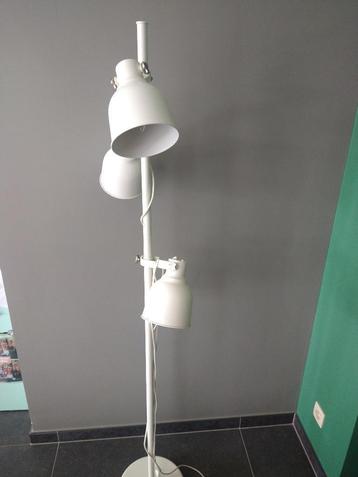 3-lichts vloerlamp beschikbaar voor biedingen