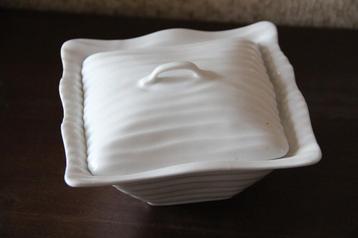 Kleine compote- of botervloot met deksel, wit porselein beschikbaar voor biedingen