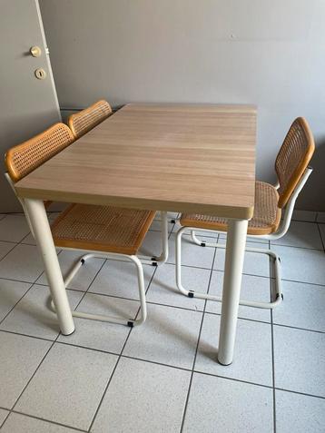 Vintage tafel + 3 stoelen beschikbaar voor biedingen
