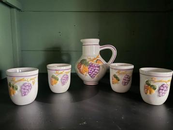 4 witte kopjes met wijnkarafje beschikbaar voor biedingen
