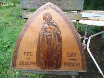 Houten religieuze sculptuur in bas-reliëf beschikbaar voor biedingen