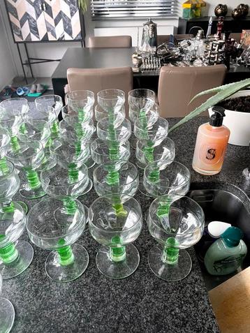 Grote set Art Deco glazen Verrerie Doyen 88 stuks beschikbaar voor biedingen