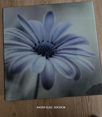 Glazen decoratie voor tegen muur beschikbaar voor biedingen