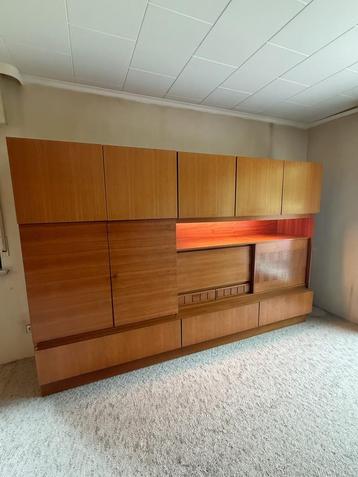 Très grand meuble de living en bois vernis (années 70) beschikbaar voor biedingen