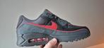 NIKE AIR MAX 90 TRAINER iron gray / university red, Kleding | Heren, Schoenen, Nike, Nieuw, Ophalen of Verzenden, Sneakers
