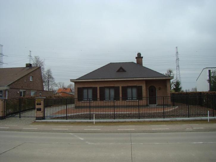 Instapklare bungalow met veranda, twee garages en ruime tuin, Immo, Huizen en Appartementen te koop, Provincie Oost-Vlaanderen