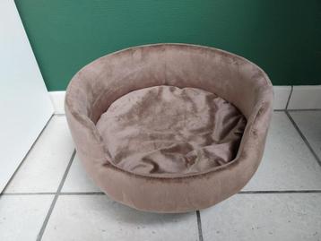 klein cosy rond  ligmandje op pootjes met ligkussen beschikbaar voor biedingen