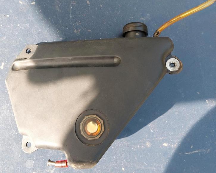 Oliepomptank Kawasaki KE 125 1977-1981, Motoren, Onderdelen | Kawasaki, Gebruikt, Ophalen of Verzenden