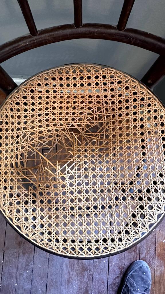 Op zoek naar een vakman om rieten stoelen te repareren, Huis en Inrichting, Stoelen, Gebruikt, Vijf, Zes of meer stoelen, Hout