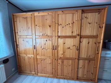 Schitterende grote kledingkast in massief geolied grenenhout beschikbaar voor biedingen