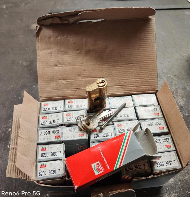 Cylindersloten ISEO 30/30, 3 sleutels., Doe-het-zelf en Bouw, Hang- en Sluitwerk, Nieuw, Slot, Koper of Messing, Ophalen of Verzenden