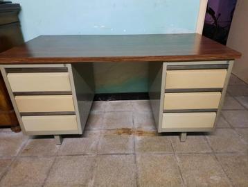 oude metalen bureau met houten werkblad beschikbaar voor biedingen