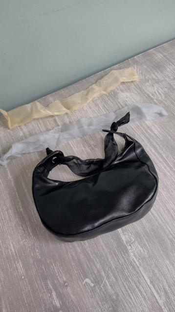 Zwarte handtasje met zwart, gouden en zilveren lint. Nieuw  beschikbaar voor biedingen