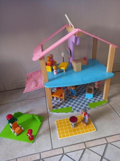 Houten poppenhuis met meubeltjes en poppetjes, Kinderen en Baby's, Speelgoed | Poppenhuizen, Zo goed als nieuw, Poppenhuis, Ophalen of Verzenden