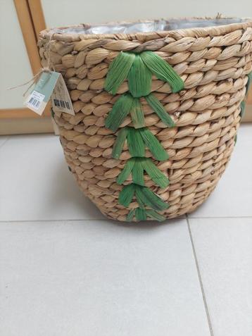nieuwe rieten bloemenmand beschikbaar voor biedingen