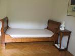 Eenpersoons bed, matras en nachtkastje vol Mahonie GRL, Antiek en Kunst, Ophalen