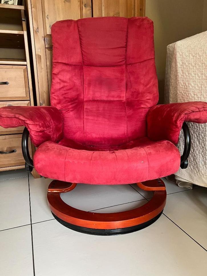 Rode eenpersoonszetel met voetenbank, Huis en Inrichting, Fauteuils, Gebruikt, Ophalen