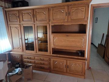 Eiken kasten ,tafel ,stoelen  beschikbaar voor biedingen
