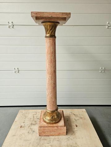 Marmeren zuil met brons versiering oude zuil met draaiblad. beschikbaar voor biedingen