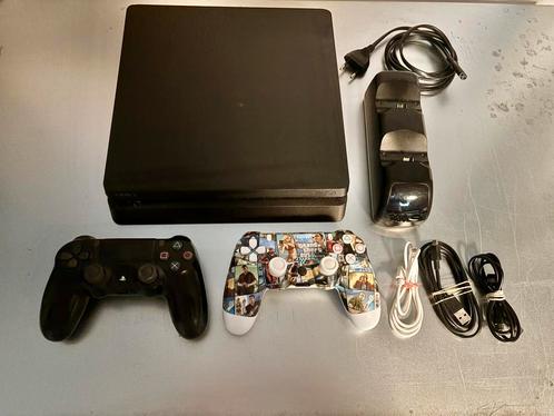 Ps4 slim 1Tb + 2 controllers + charging dock, Games en Spelcomputers, Spelcomputers | Sony PlayStation 4, Zo goed als nieuw, Slim