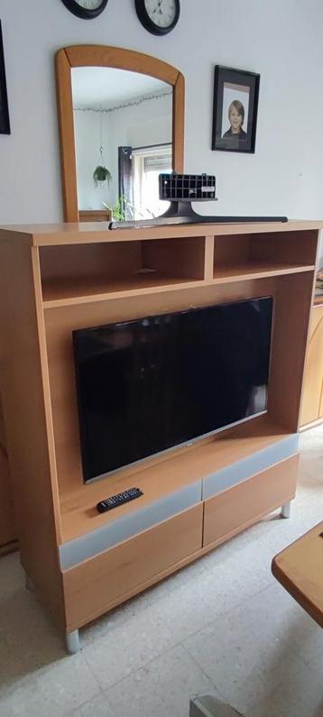 Tv-kast met tv inclusief beschikbaar voor biedingen