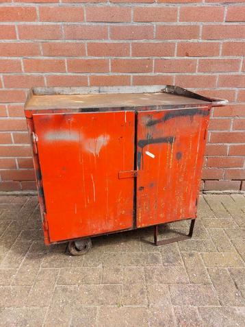 Vintage verrijdbare metalen werkbank beschikbaar voor biedingen