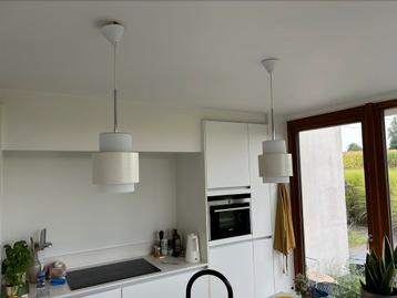 Twee witte hanglampen beschikbaar voor biedingen