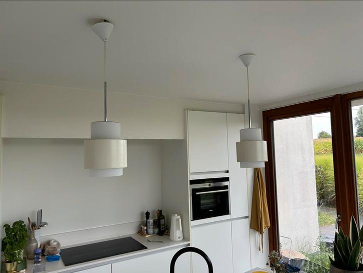 Twee witte hanglampen, Huis en Inrichting, Lampen | Hanglampen, Gebruikt, Minder dan 50 cm, Glas, Metaal, Ophalen