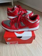 Sneaker Nike Dunk Low ESS rood/grijs satin maat 42,5, Ophalen, Nike, Nieuw, Sneakers