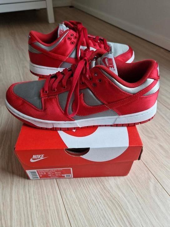 Sneaker Nike Dunk Low ESS rood/grijs satin maat 42,5, Kleding | Dames, Schoenen, Nieuw, Sneakers, Rood, Ophalen
