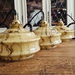 Trois lampes suspendues vintage Art-Déco en verre opalin mar, Antiquités & Art, Antiquités | Éclairage, Enlèvement ou Envoi