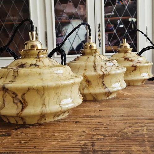 Trois lampes suspendues vintage Art-Déco en verre opalin mar, Antiquités & Art, Antiquités | Éclairage, Enlèvement ou Envoi