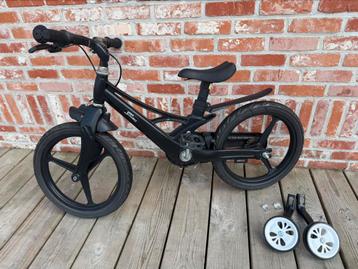 Fiets zwart 16 inch met zijwieltjes beschikbaar voor biedingen