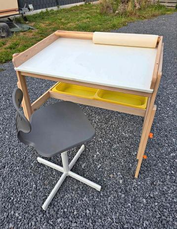 IKEA verstelbaar kinderbureau met stoel beschikbaar voor biedingen