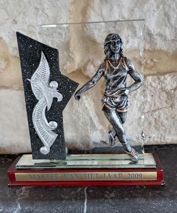Trophées, médailles et fanion d'athlétisme beschikbaar voor biedingen