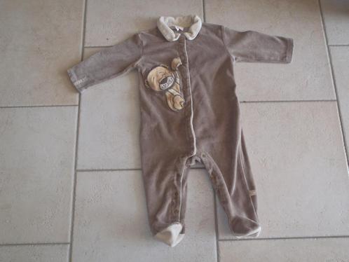 Bruine pyjama van Noukie maat 68, Kinderen en Baby's, Babykleding | Maat 68, Zo goed als nieuw, Jongetje, Nacht- of Onderkleding