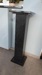 Zwart granieten zuil, Ophalen