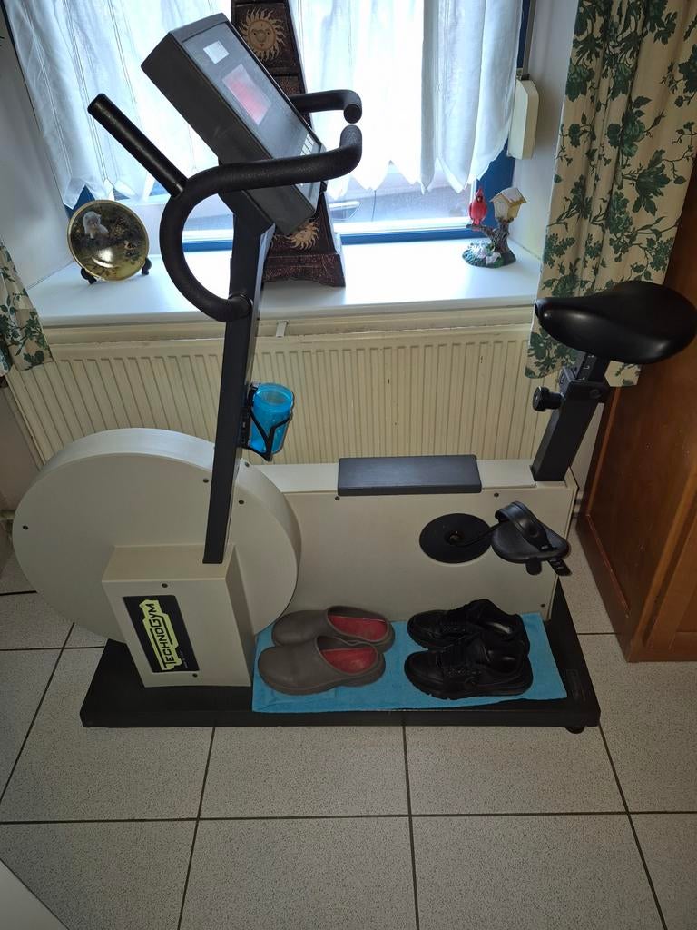 Vélo d'appartement technogym comme neuf, Sport en Fitness, Fitnessapparatuur, Hometrainer, Ophalen